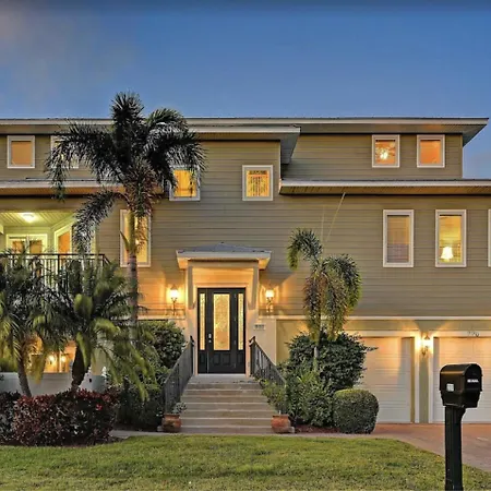 1 Min Walk To Beach With Pool, Spa, And Elevator
